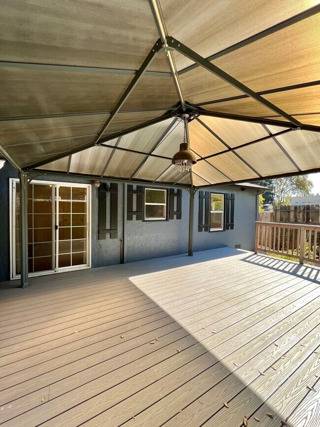 Building Photo - MON301