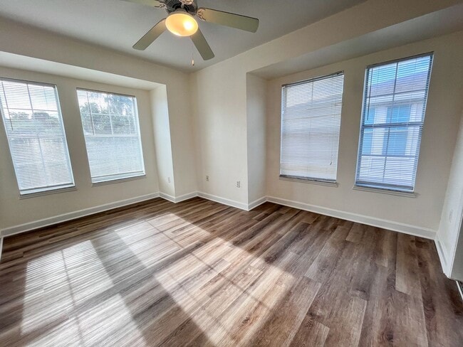 Building Photo - Oxford Terrace Phase I: 4/4 luxury apartment just 3 blocks from UF & 1 block from Sorority Row. L...