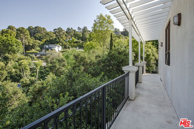 Building Photo - 3780 1/2 Multiview Dr