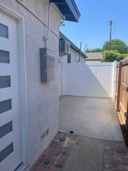 main entrance/patio - 15853 Stare St