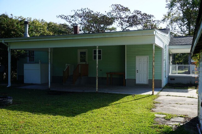 Building Photo - Pet Friendly 3 Bedroom 1 Full Bath located in Northwoods Park!