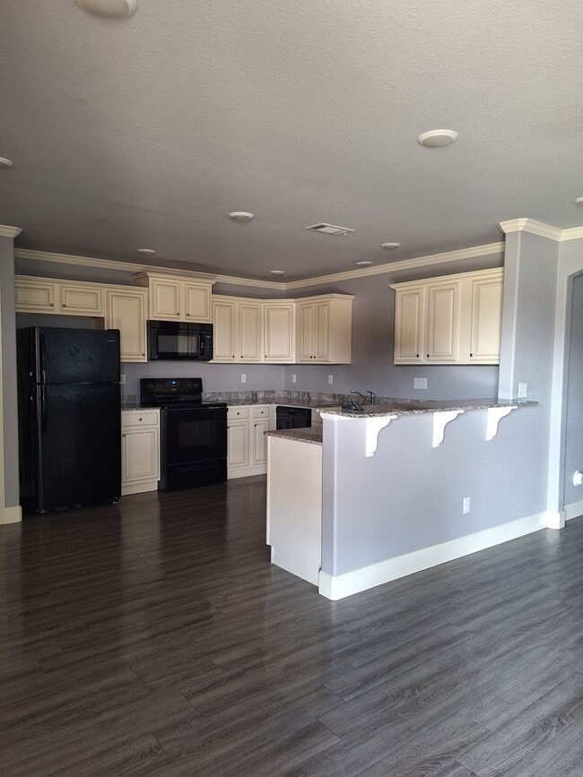 Building Photo - 3 bedroom Duplex