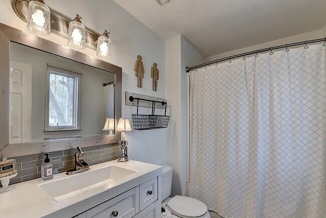 Building Photo - 561 Russell Rd