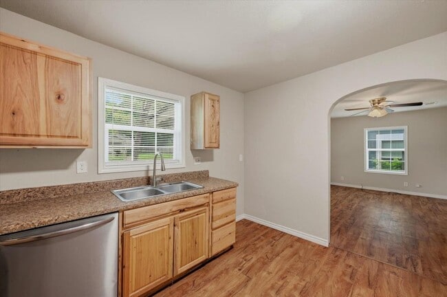 Building Photo - 2112 W Bond St