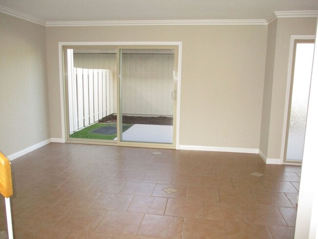 Building Photo - Rancho Bernardo 3 bedroom 2.5 bath Spaciou...