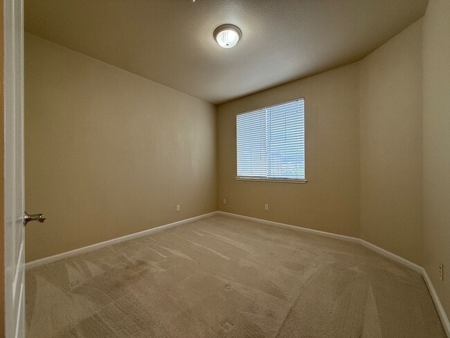 Building Photo - Nice and bright 2BR / 2BA Condo Near Durant Square Mall