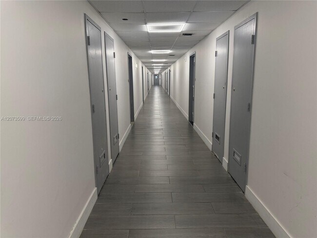 Building Photo - 4200 Hillcrest Dr