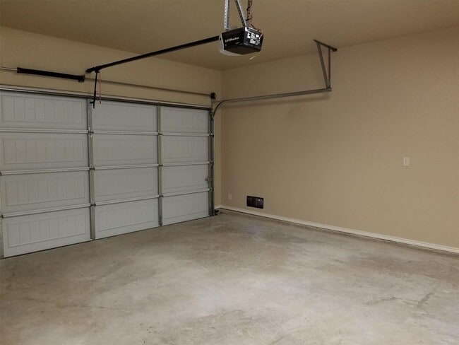 Building Photo - *COMING SOON* High Ceilings, Fenced Yard & 2-Car Garage – New Braunfels Living!
