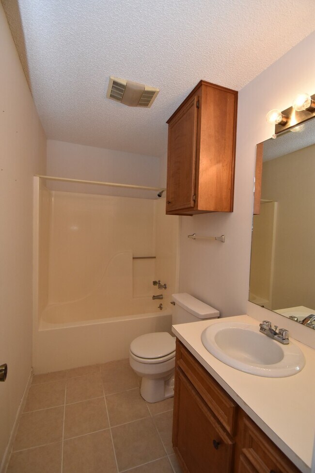 Building Photo - Centrally Located 2 Bedroom 2 Bath House