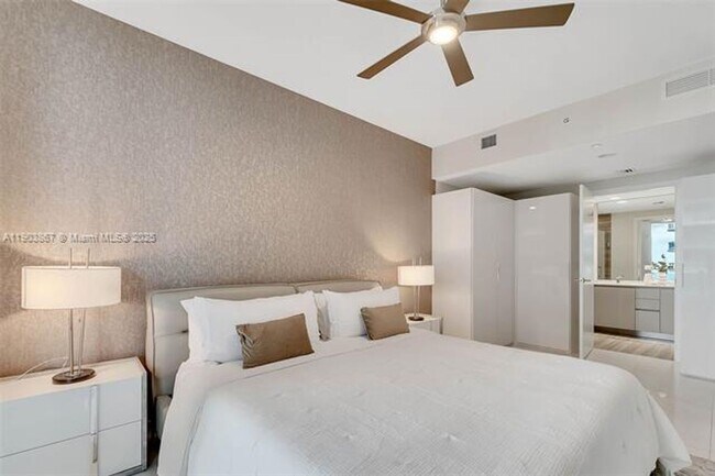 Building Photo - 1010 Brickell Ave