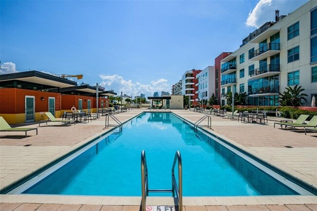 Building Photo - 1120 E Kennedy Blvd