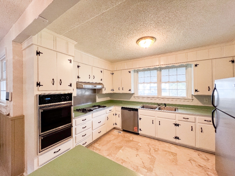 Building Photo - 715 E 58th St