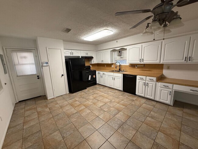 Building Photo - 8230 Amurwood Dr