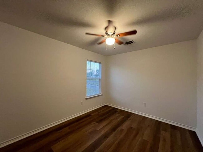 Building Photo - Very well maintained 2 bed 1 bath - move i...