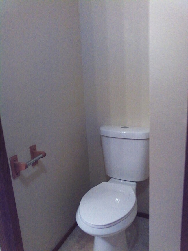 Building Photo - Large Shop Perfect for a home based business, plus 136 feet of waterfront.