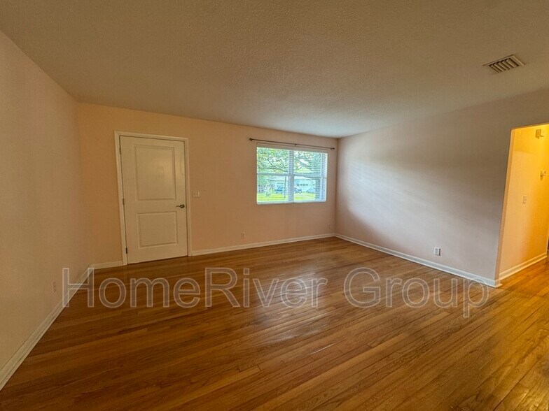 Building Photo - 2204 Tegner Dr