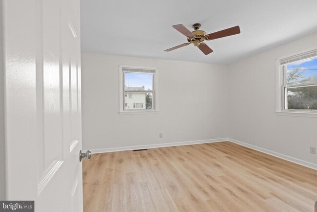 Building Photo - 154 Valleybrook Rd E