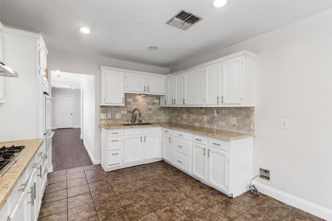 Building Photo - 714 Ogilvie St