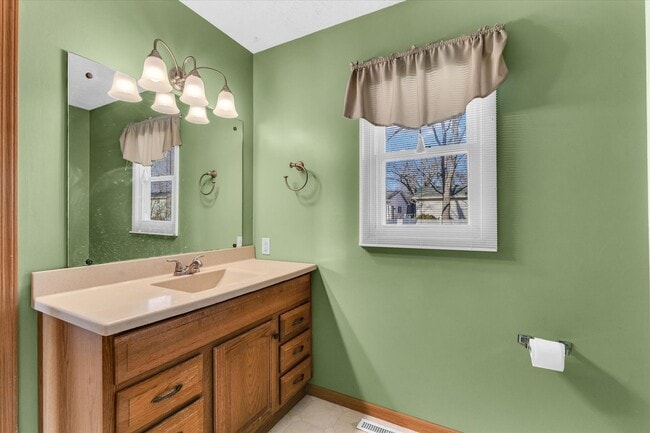 Building Photo - Spacious 4-Bedroom Home with Fenced Yard a...