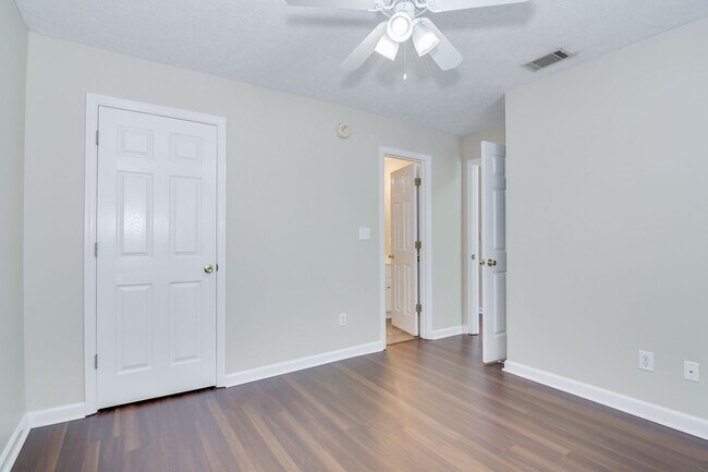 Building Photo - End Unit Townhome Evans