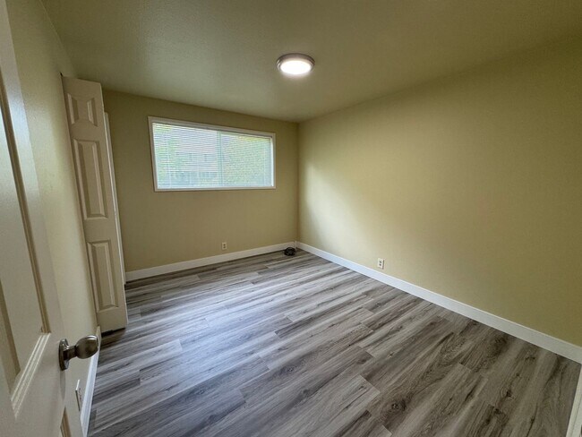 Building Photo - 3-Bedroom, 1-Bathroom Duplex Near Coburg Road