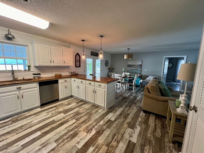 Building Photo - Slice of Paradise: 3-Bedroom, 2-Bathroom Fully Furnished Waterfront Rental