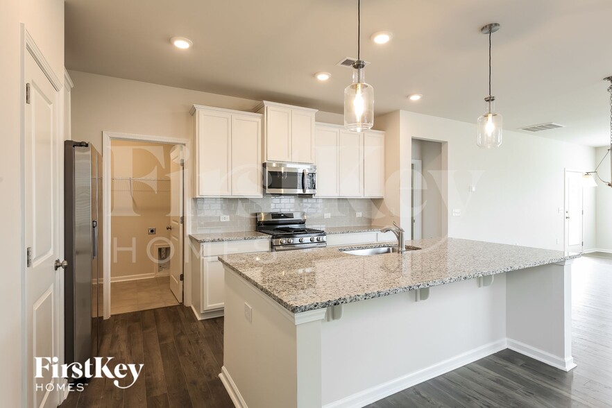 Building Photo - 525 Hillpark Ln