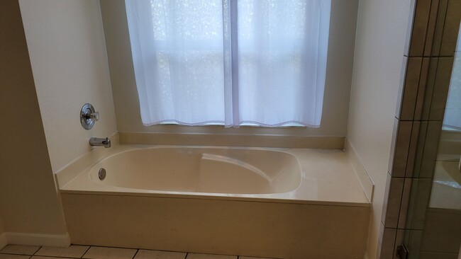 Building Photo - PENDING LEASE-Annual unfurnished 4/2 SFH i...