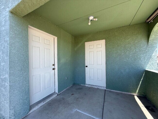 Building Photo - 2 bed 2.5 bath great location BHCRENT.COM to schedule a viewing
