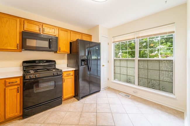 Building Photo - Updated 3-Level End Unit Townhouse in Caro...