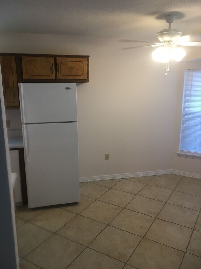 Building Photo - 3-Bedroom 2-Bath $1,750 Month Near Duke AFB, Shopping, Beaches, Parks & Hiking Trails