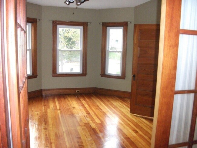 Building Photo - 372 Metropolitan Ave