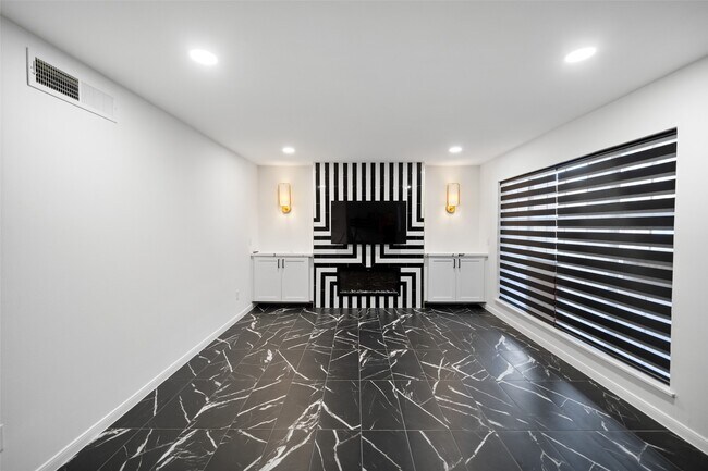 Building Photo - 2101 Fountain View Dr