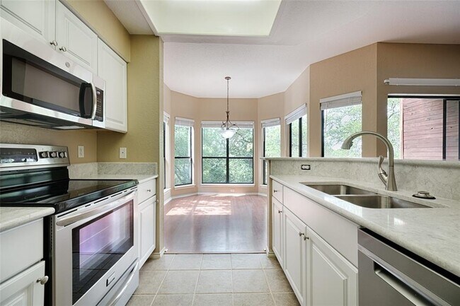 Building Photo - 4711 Spicewood Springs Rd