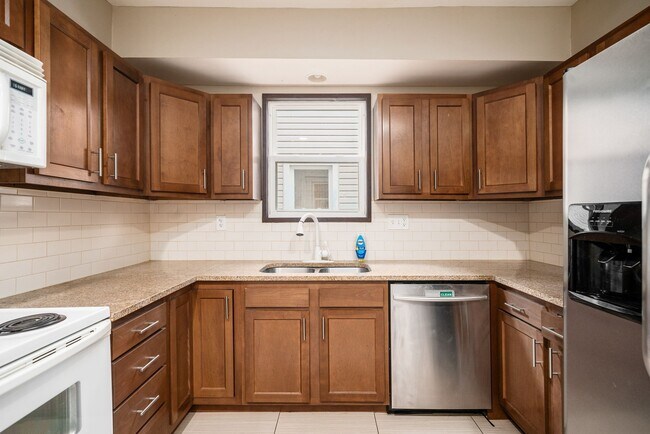 Building Photo - 144 E Tompkins St