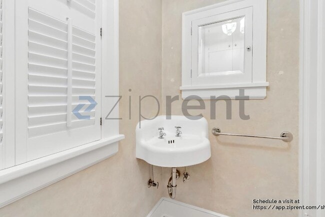 Building Photo - 3010 SE Lambert St