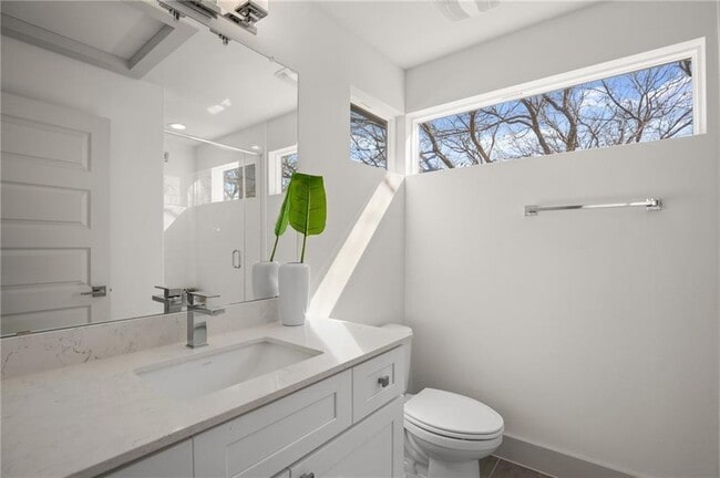 Building Photo - 2413 E 9th St