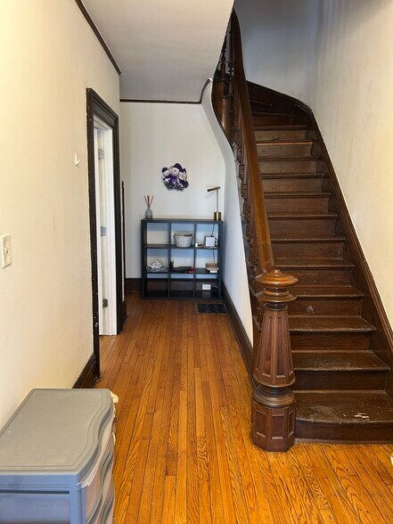 Building Photo - 1906 Orrington Ave