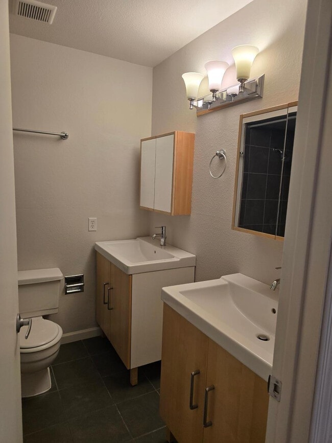 Building Photo - 1615 W Summit Pl