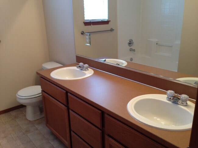 Building Photo - 202 Hawk Ave SW