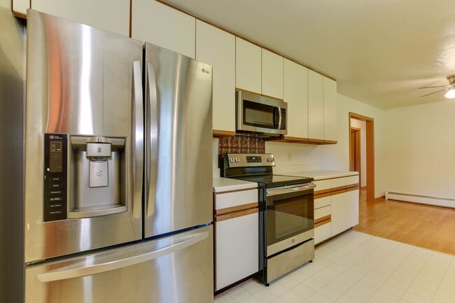 Building Photo - Welcome to Yorktown with a charming rural feel!