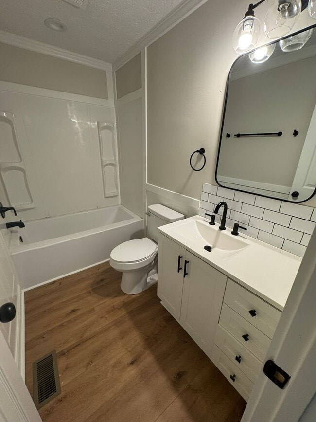 Building Photo - Handsome East Side Home