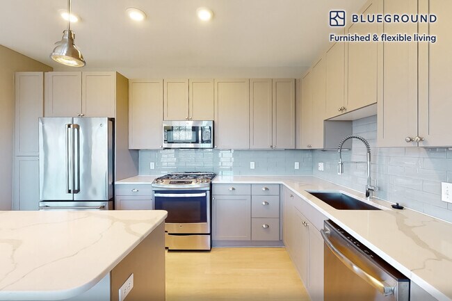 Building Photo - 160 Boylston St