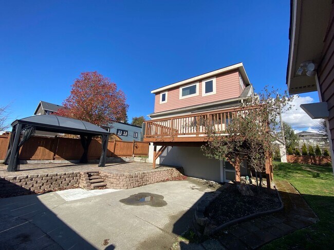 Building Photo - Ballard Loyal Heights Home