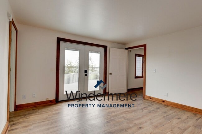 Building Photo - Three Bedroom, Two Bath Waterview