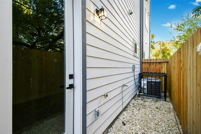 Building Photo - 3231 Tuam St