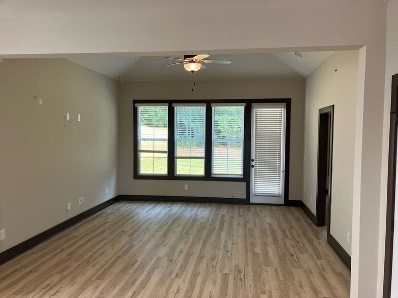 Building Photo - MOVE IN INCENTIVE*** Super Cute 2 Bedroom House in Fox Run Village