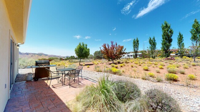 Building Photo - 3 Bedroom House by the Golf Course Fully Furnished