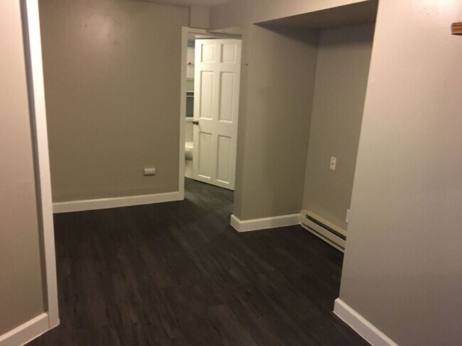 Building Photo - AVAILABLE SEPTEMBER 1st - 1 Bed 1 Bath Efficiency Apt across from Portland Square Park