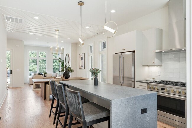 Building Photo - Stunning Salemtown Townhome!